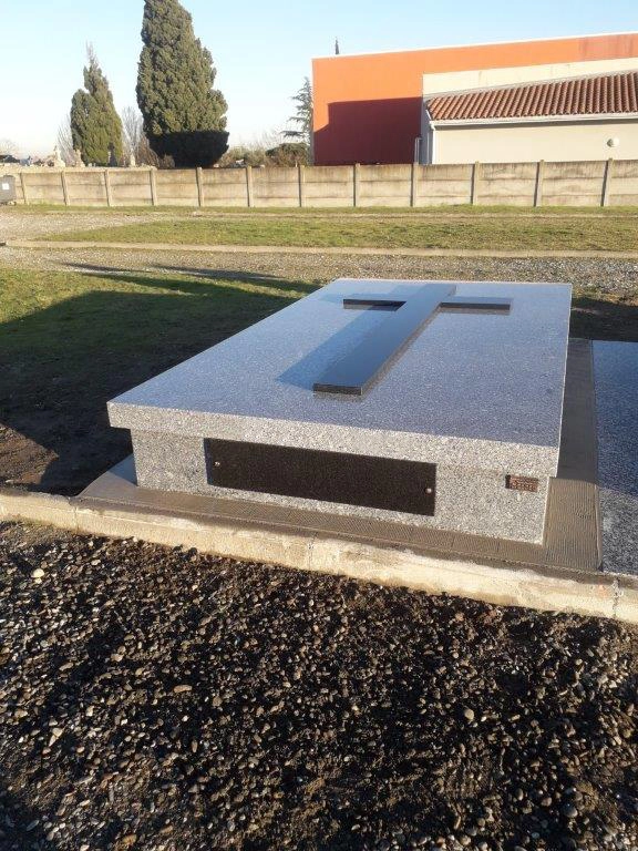 monument funéraire bas granit tarn moyen