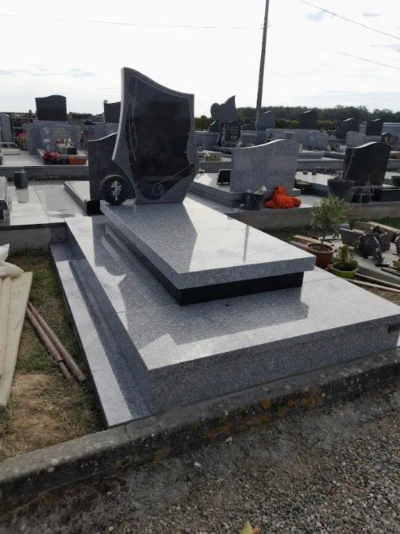 monument funéraire bas granit tarn moyen