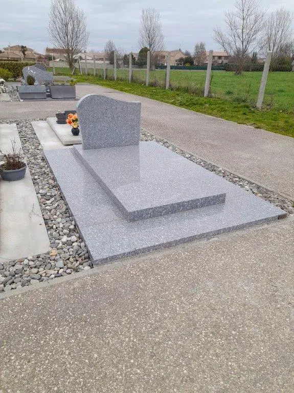 monument funéraire granit tarn moyen