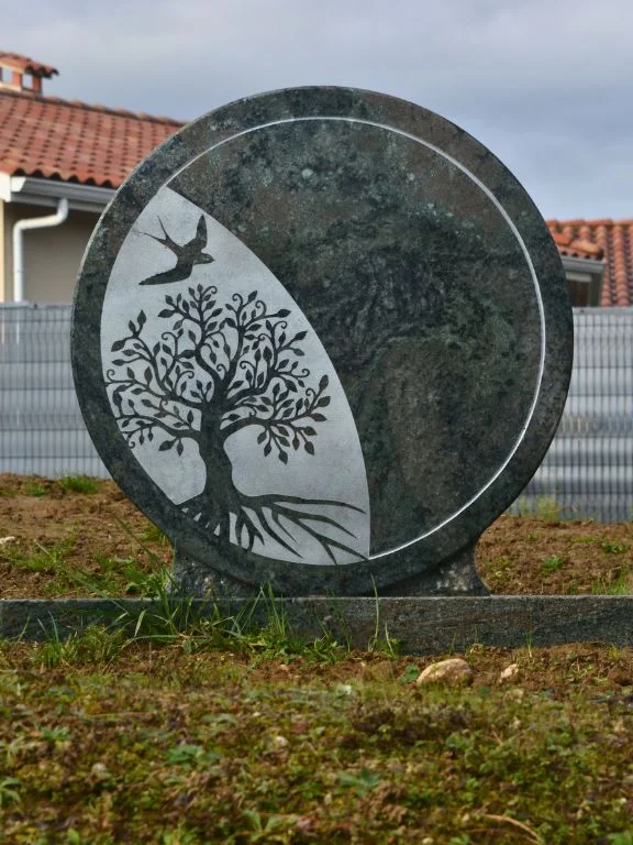 base et stèle en granit vert savana