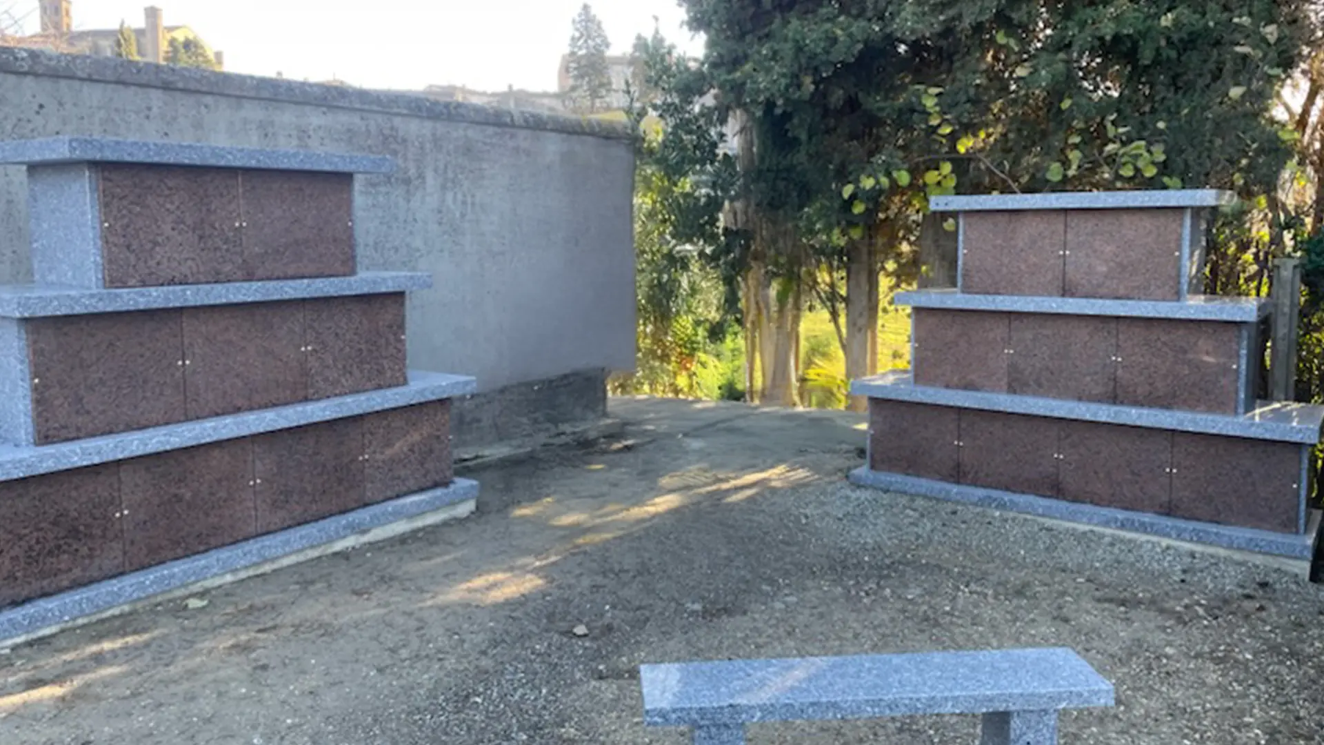 columbarium granit tarn moyen et portes en rose de la clarté