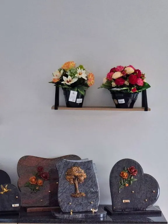 fleurs artificielles et plaques en granit