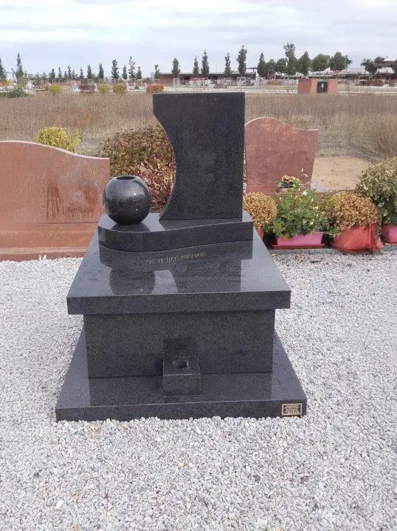 monument cineraire en granit noir d'afrique