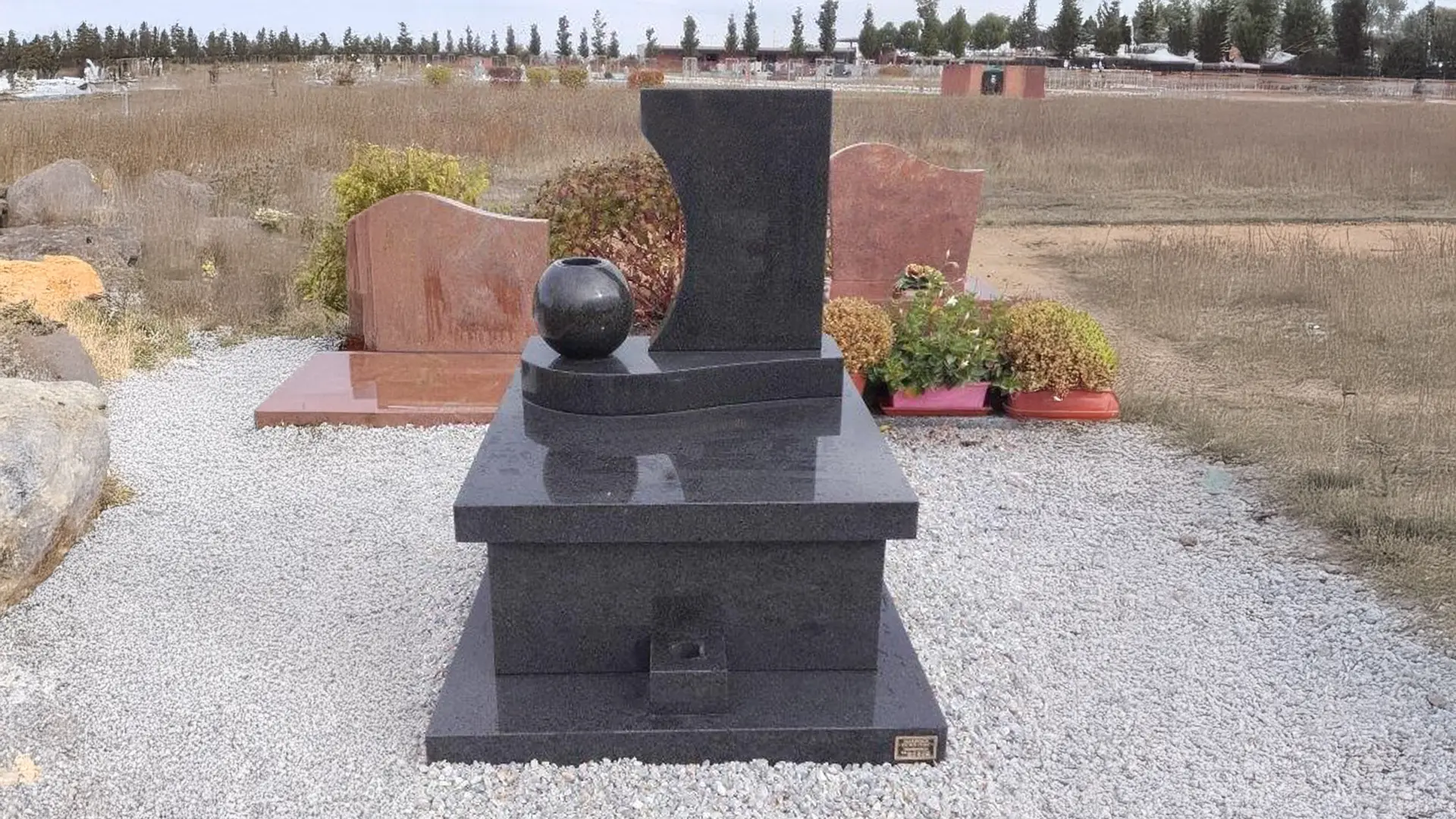 monument cinéraire en granit noir fin