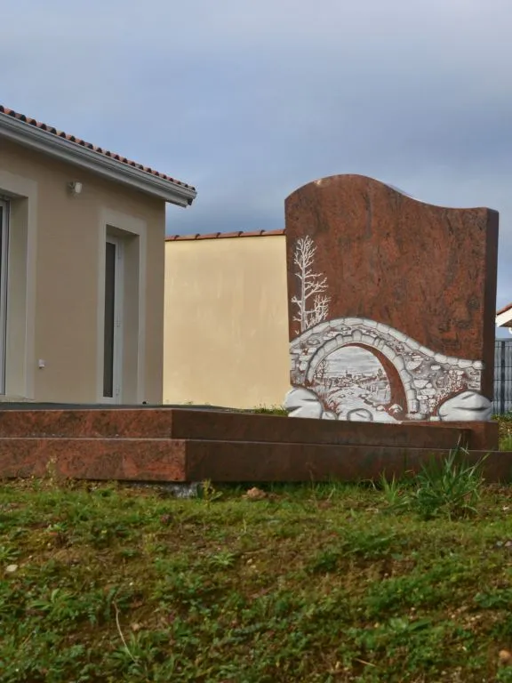 monument funeraire bas granit rouge multicolor