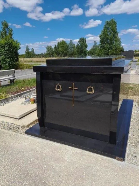 monument funeraire haut granit noir fin