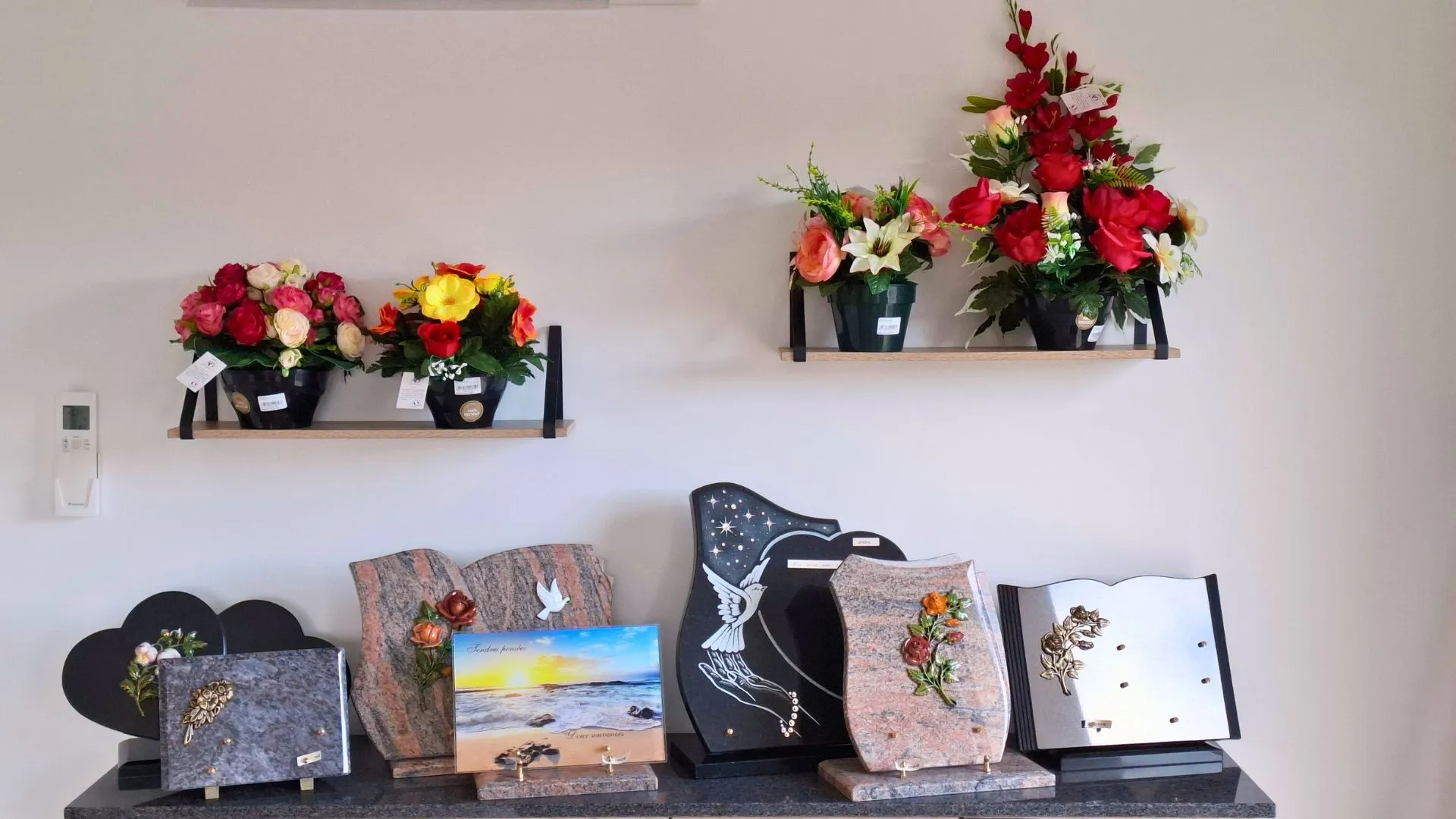 accessoires fleurs artificielles et plaques funéraires en granit