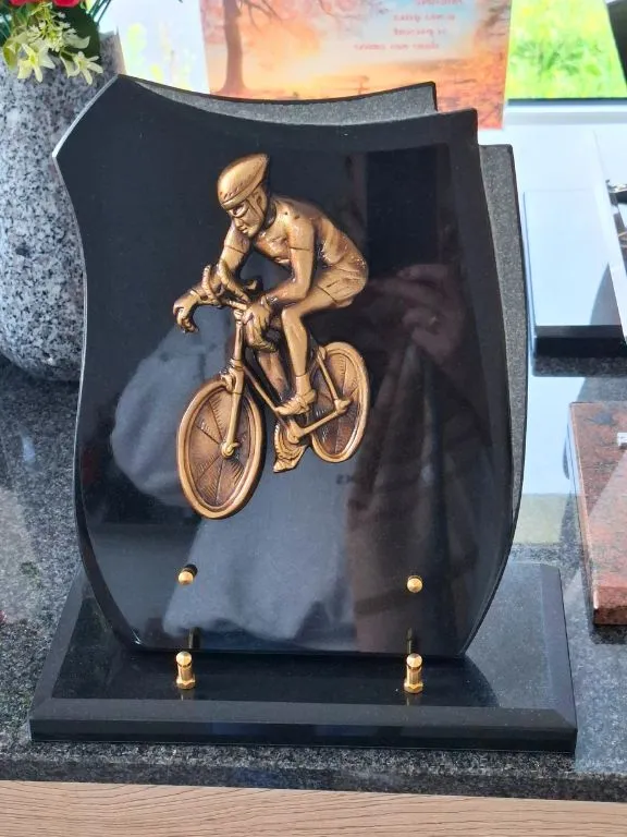 plaque funéraire en granit noir fin et cycliste bronze