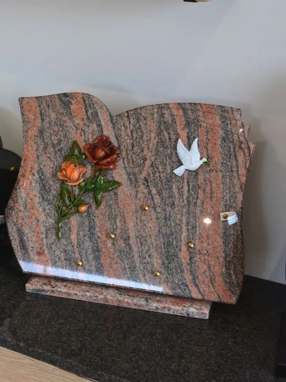 plaque en granit multicolor avec bronze couleur