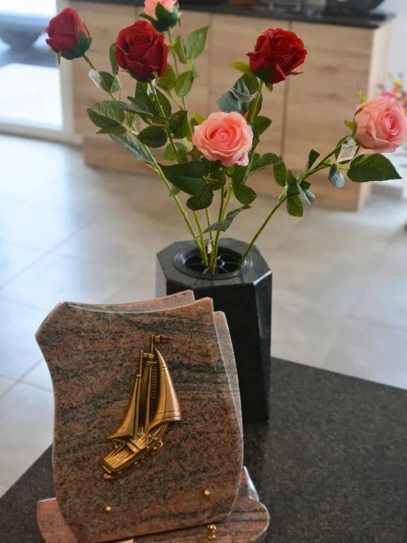 plaque voilier avec vase en granit noir d'afrique et fleurs artificielles