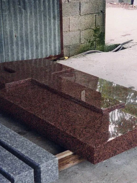 tombale croix relief granit rose de la clarte