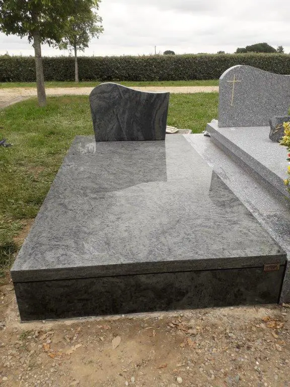 Monument funéraire bas granit vert savana